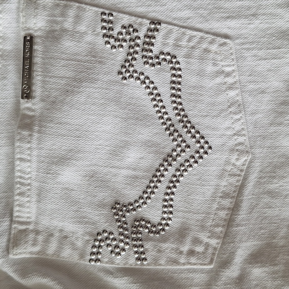 🤍 Michael Kors white denim embellished rear pocket jeans. Size 2.